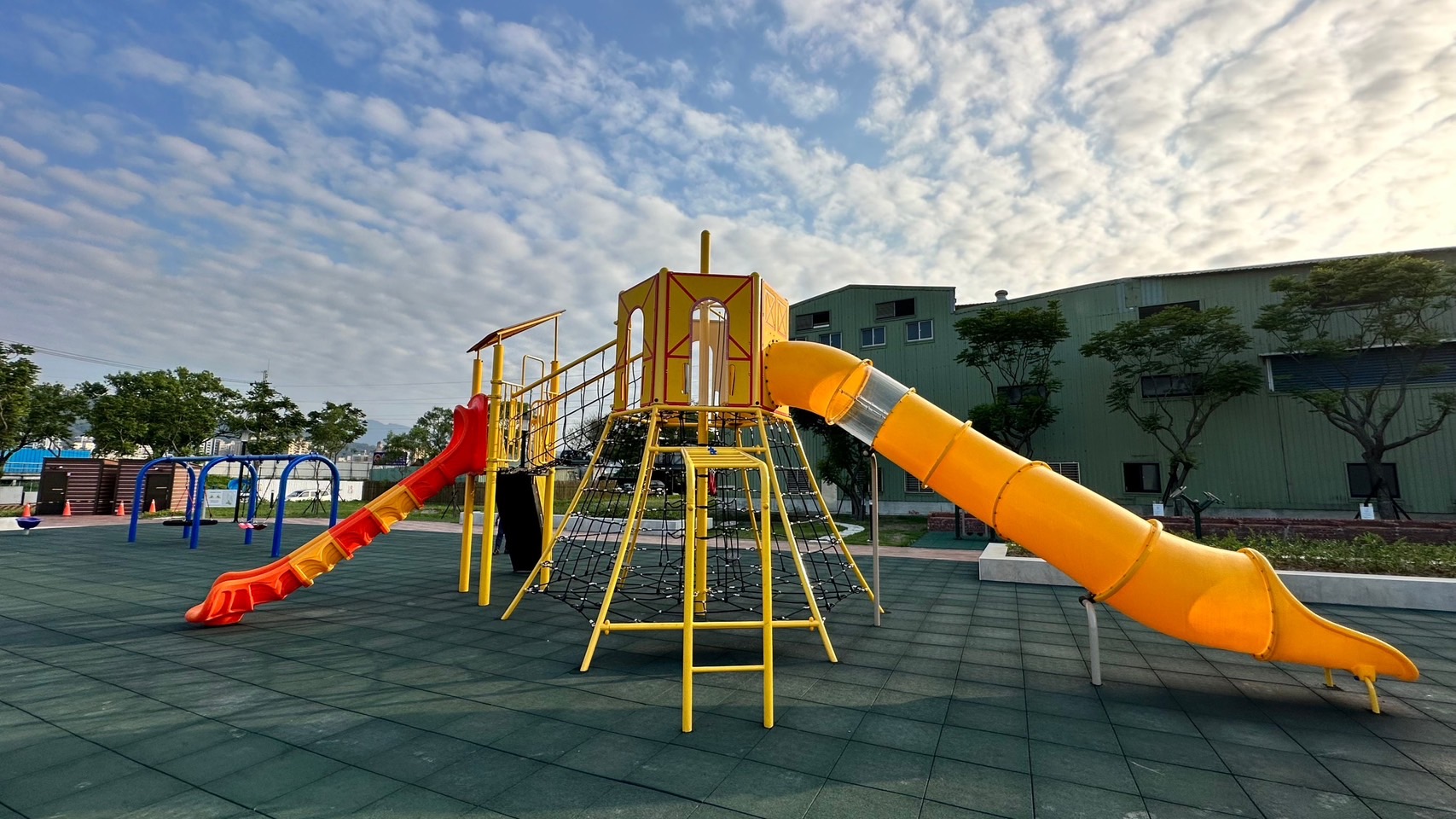 彭興親子公園該處原工廠林立，經評估調查並採納地方民意後，將樹林山佳地區早期農田為主的「豐收、榖倉及紅磚瓦牆」元素融入公園，打造穀倉意象攀爬滑梯、體健設施以及林蔭野餐區，象徵昔日農村風光。