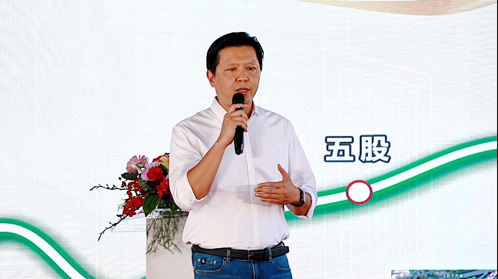 新北市副市長朱惕之今日代表新北市政府出席國道1號五股及林口交流道改善工程祈福動土典禮，並在致詞時表示侯友宜市長上任以來多次前往林口和五股交流道關心塞車問題，籲請中央協助處理，也感謝行政院及中央各部會的支持與協助，預祝工程圓滿順利。