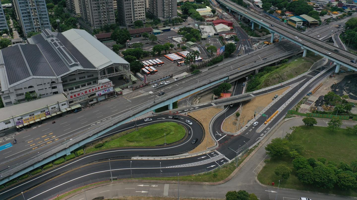 新北市政府於去年8月提前完工浮洲橋下平面道路優化工程，將橋下往板城路迴轉動線截彎取直，並將板城路左、右岸調整為單行道，整體改善解決板橋、樹林、土城鄰近區域的交通。