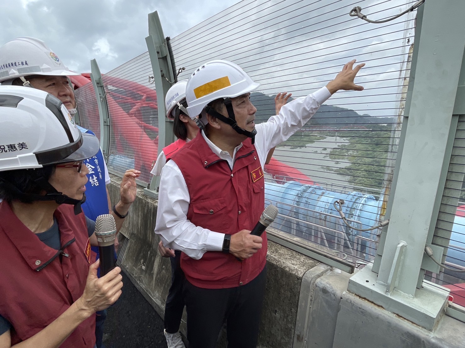工務局長祝惠美（左）向侯友宜市長（右）解說三鶯大橋人行道擋風牆可以達到保護行人及騎自行車的民眾，避免受到三鶯地區強風吹襲。