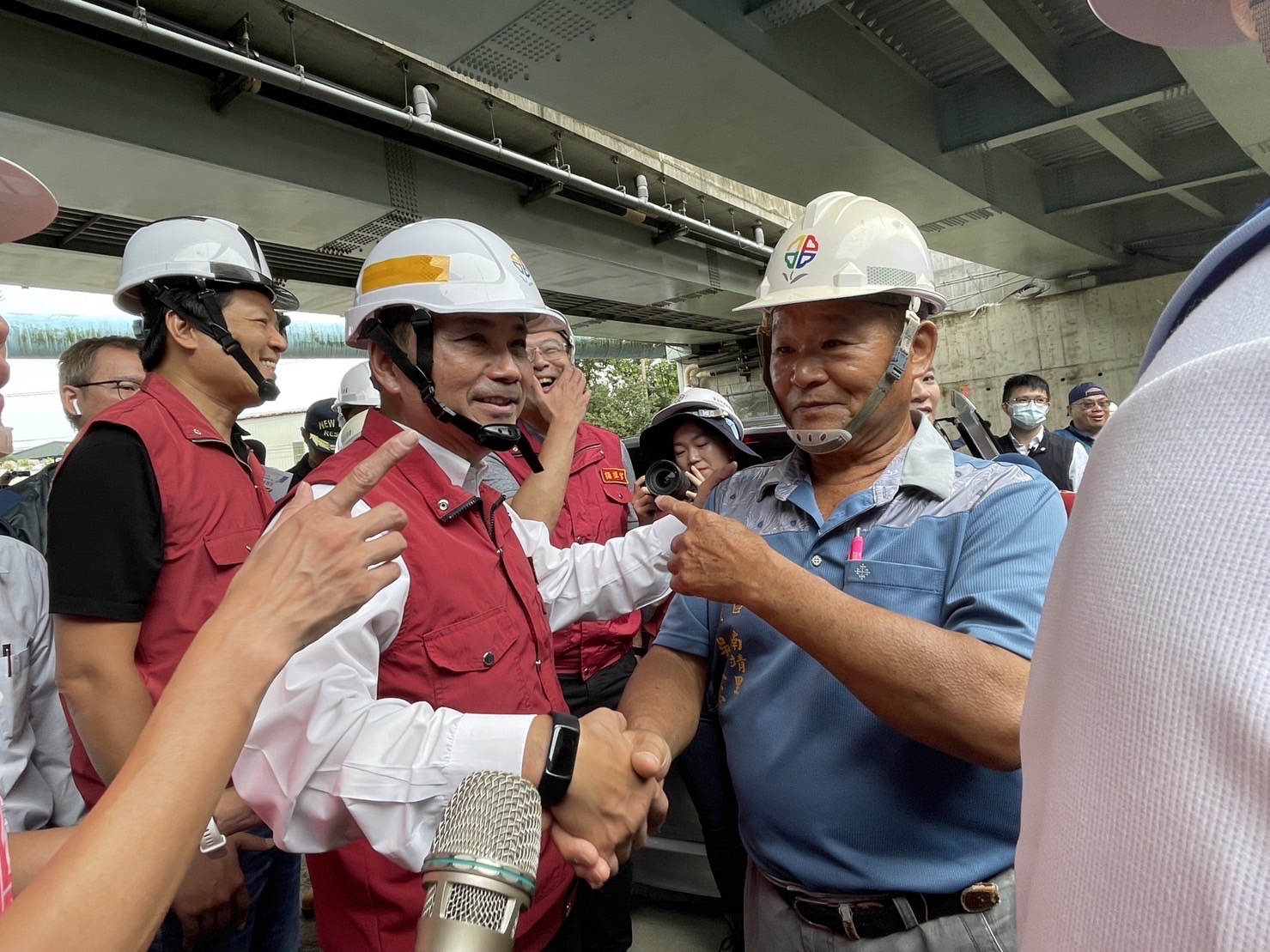 鶯歌區南靖里長吳金定（右）（自詡三鶯大橋改建工程施工期間擔任監工角色）感謝侯友宜市長（左）及施工團隊，期望工程完工後能帶給三鶯地區更良好的通行環境。