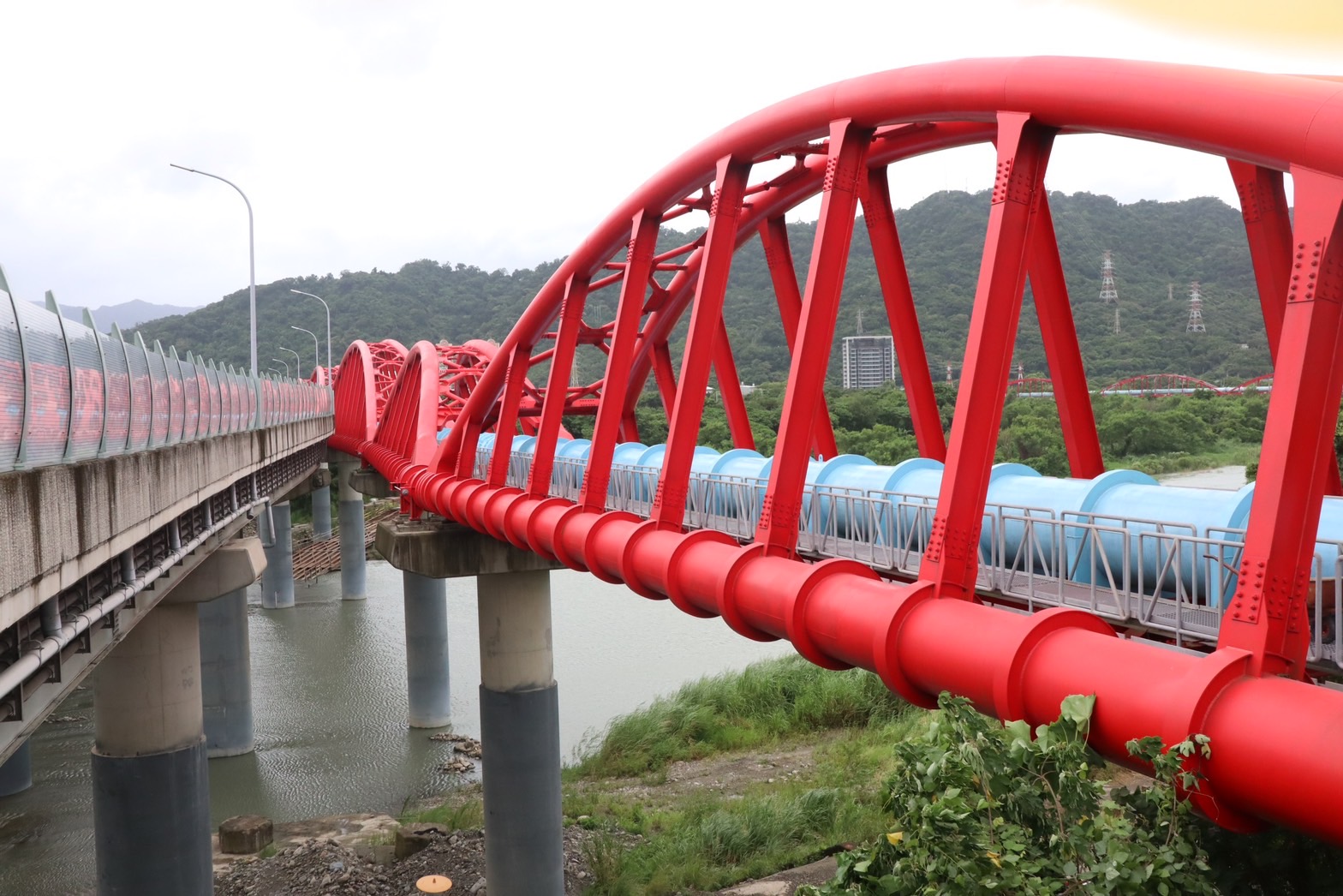 三鶯大橋工區跨越大漢溪河道，防汛整備工作必須非常謹慎，全線車道預計今年9月底通車，除了可提升三鶯大橋行車安全及便利性，也配合新北市美術館10月6日舉辦之台灣設計展熱潮，可有效紓解三鶯藝術村周邊交通動線。
