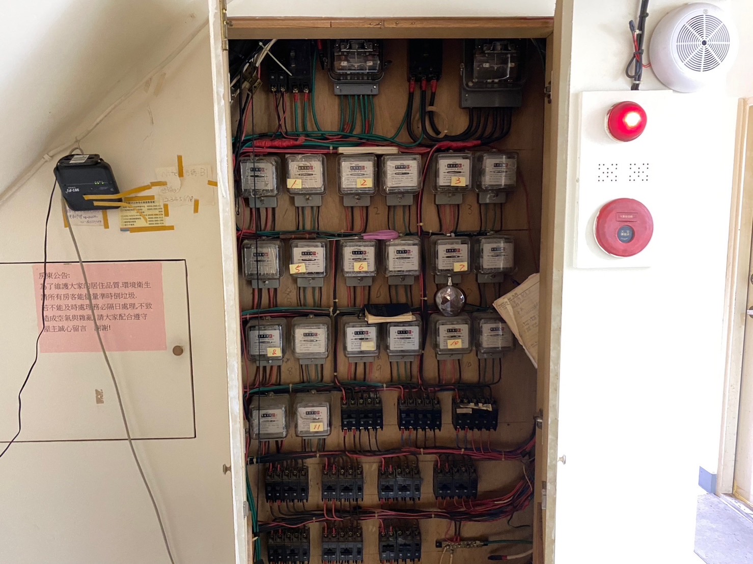 板橋大同街一處地下室１０間違規使用出租套房，遭斷電停止使用處分
