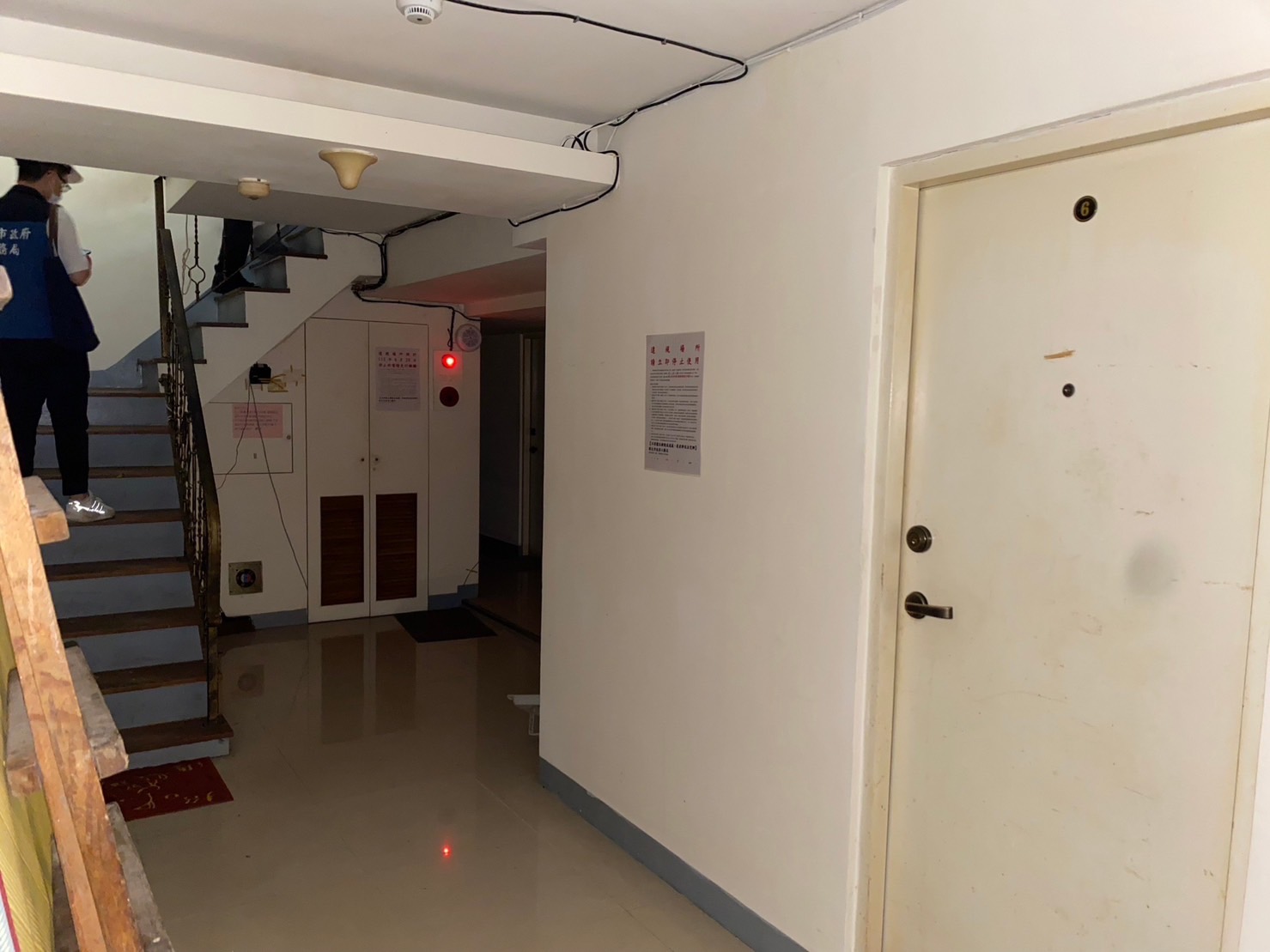 遭斷電場所位於板橋大同街一棟建築物地下室，屋主不顧安全隔成10間套房出租牟利，迄今仍未改善完成，累計處分已達新臺幣155萬元罰鍰