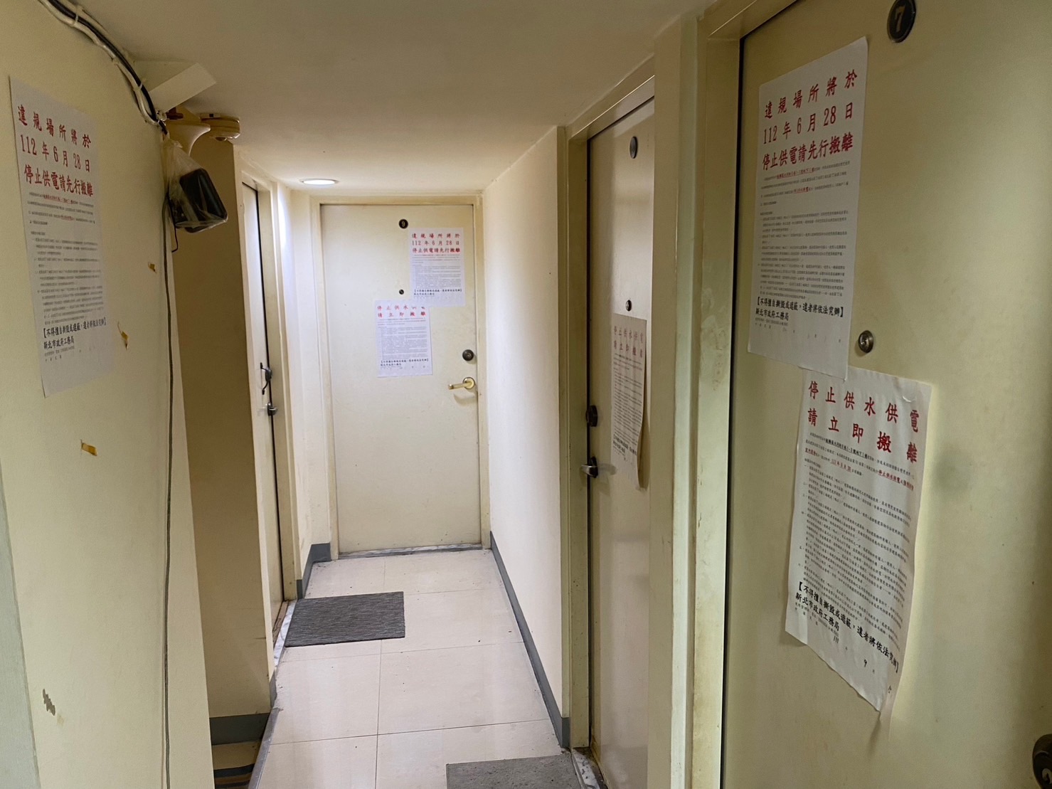 板橋大同街建築物地下室被屋主隔成10間套房出租牟利，遭新北市政府斷電處分