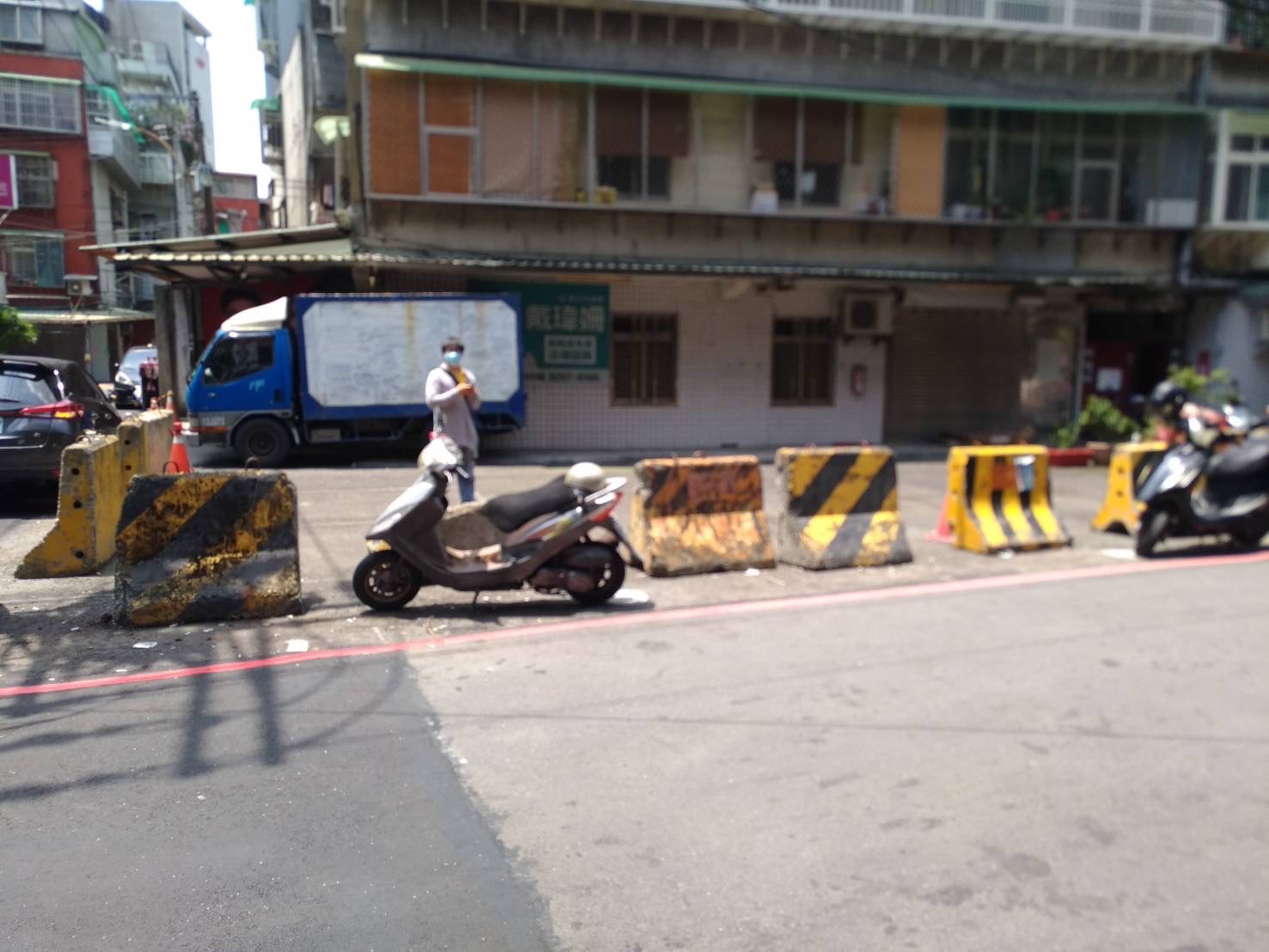 板橋介壽街一處公有地改善前，長期遭違規車輛占用。