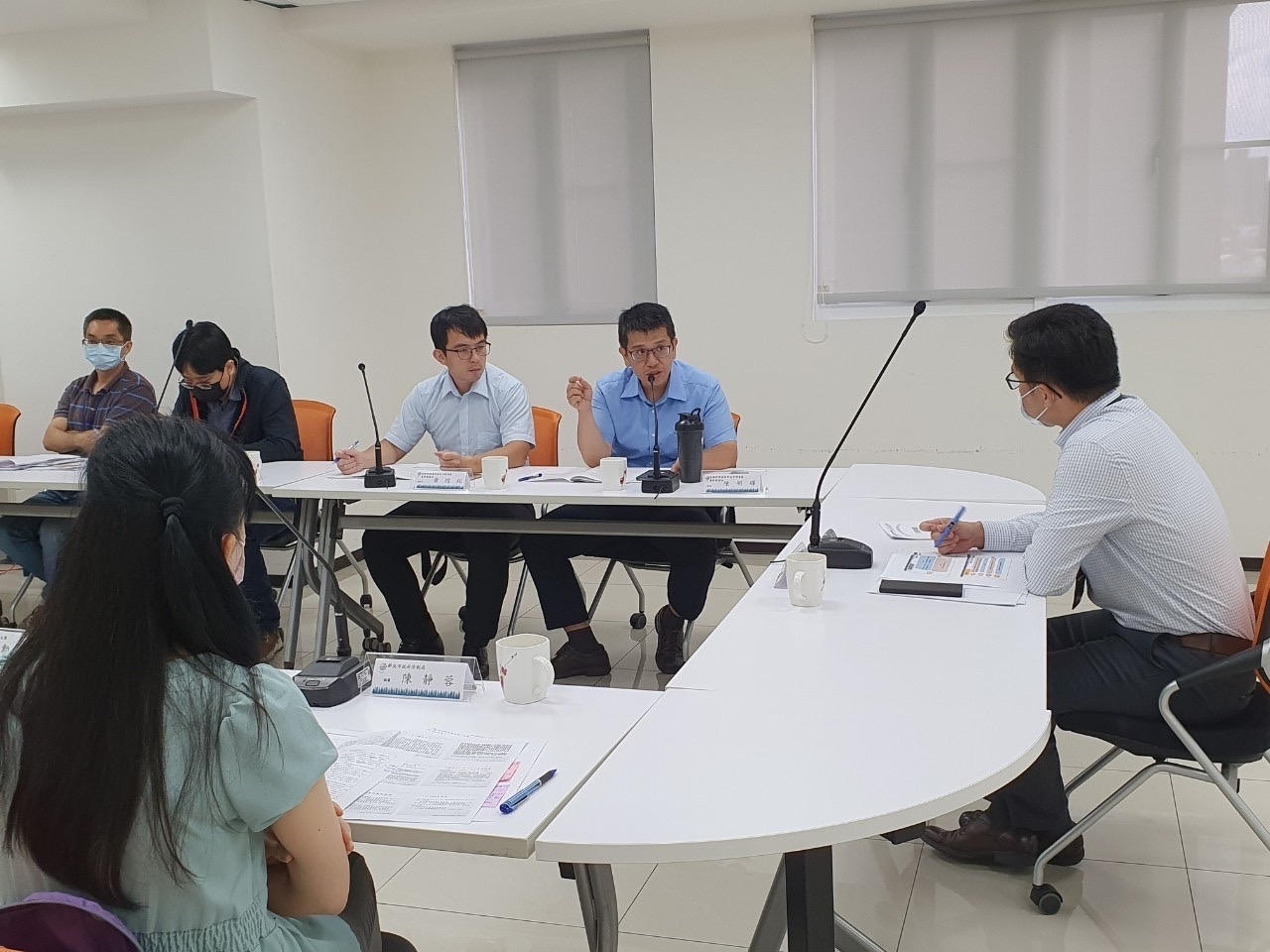 新北市政府違章建築拆除大隊近日召開「112年度廉政會報暨機關安全維護會報」，針對違建結案列管處置機制、小額款項內控機制、公務機密及機關安全維護宣導等議題進行提案討論，並由3位外部專家從法律觀點提供專業建議，達到強化拆除大隊實務運作機制，同時避免同仁觸法。