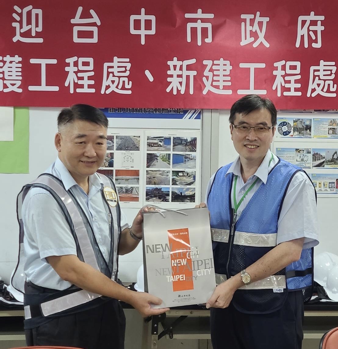 台中市政府今日參訪汐止同興路穿越國道工程，工務局副局長馮兆麟(左)代表贈與台中市政府建設局副局長顏煥義(右)，同興路工程相關宣導品供參。