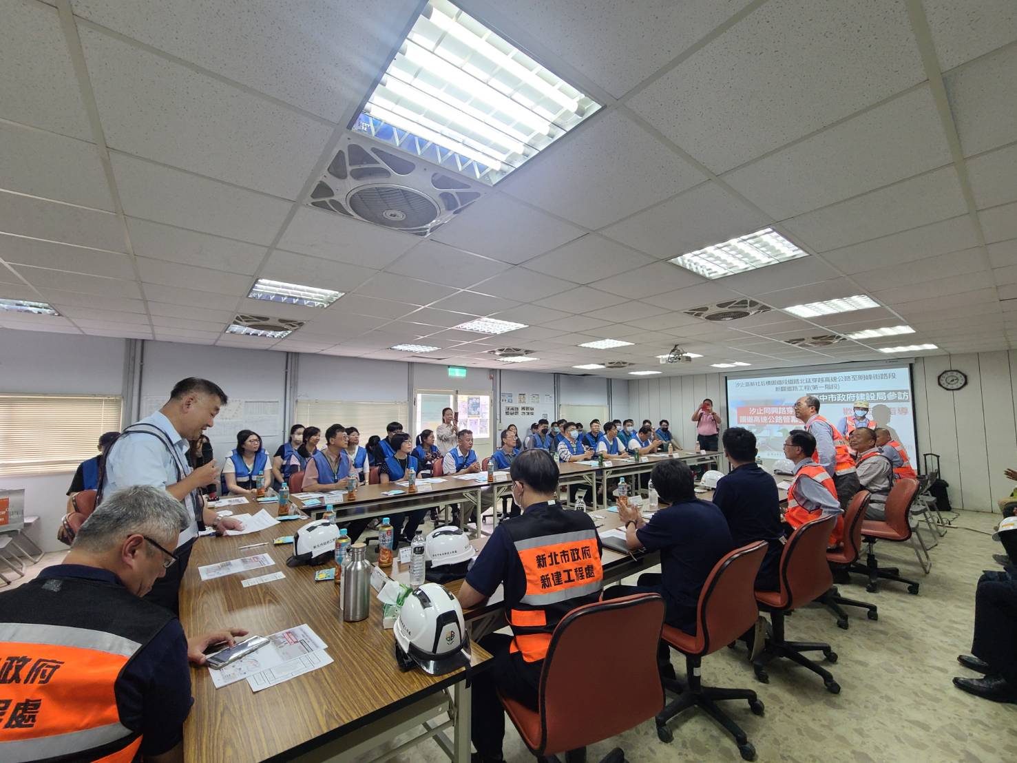 工務局副局長馮兆麟代表市府致詞，分享汐止同興路穿越國道工程相關進度及施工歷程。