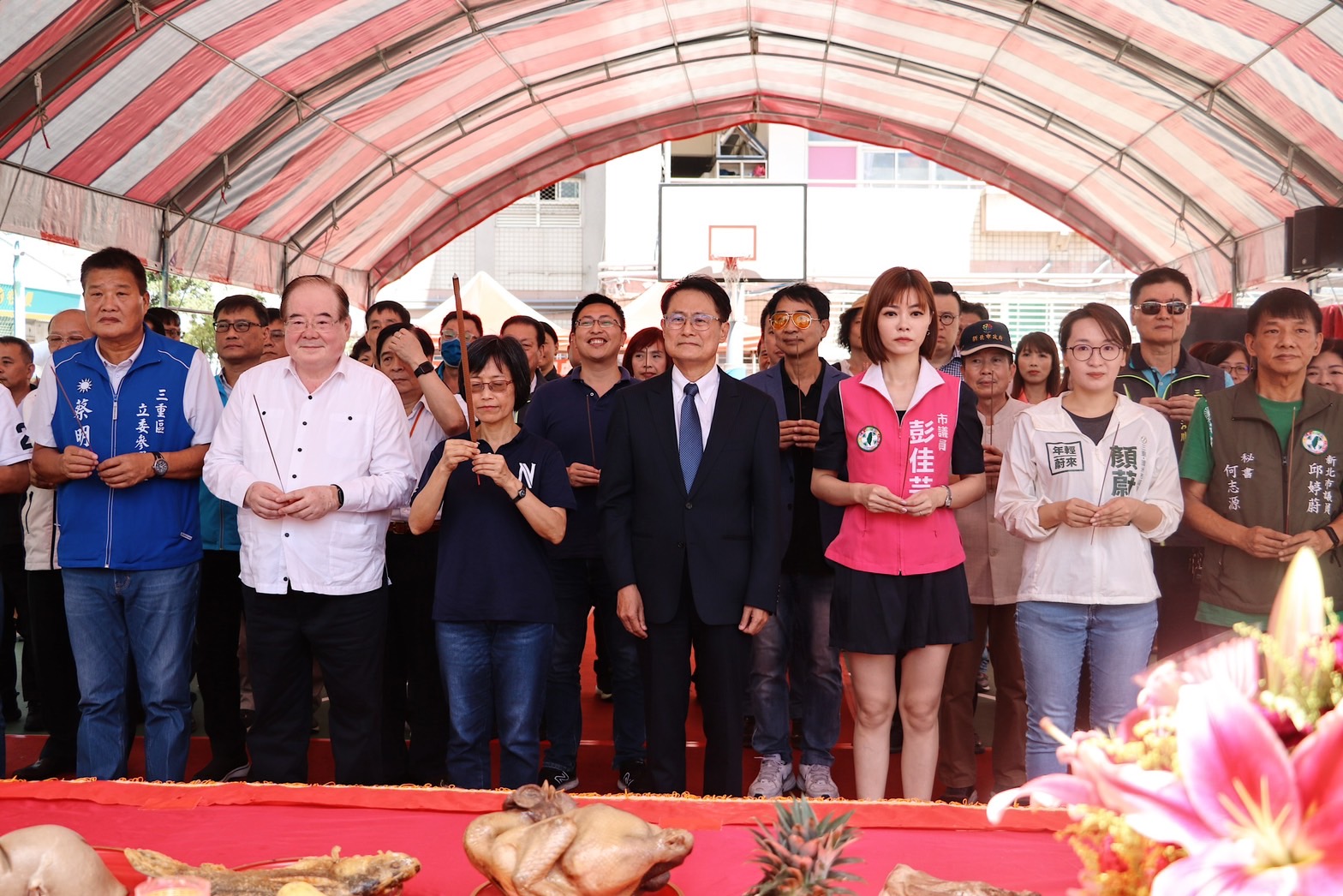 陳純敬副市長、興穀國小師生及地方民意代表等人一同祈求興穀國小操場興建地下停車場工程開工順利，創造更完善的停車空間。