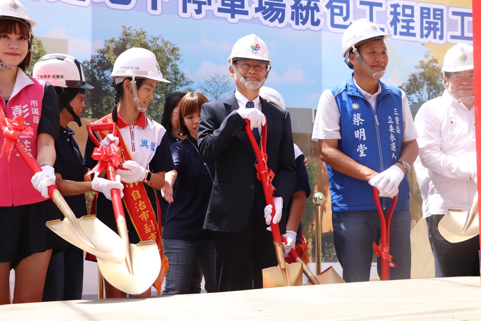 :陳純敬副市長及與會來賓們手持金鏟動土，齊祝工程順利，整體工程預計114年完工。