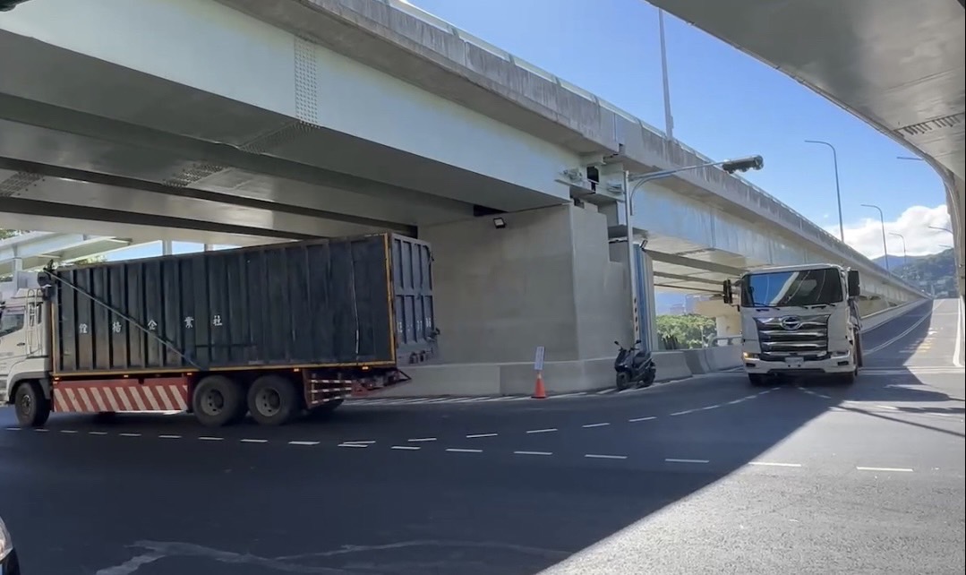 三鶯大橋通車首日許多大型車輛從環河路匝道上下，交通分流前往樹林或桃園，紓解市區交通，行車動線順暢。