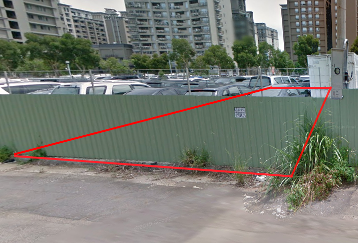 林口文明街138巷37號對面公有地遭私人製作圍籬營利做停車場使用，使文明街與三民路兩端居民往來兩處需繞行6分鐘
