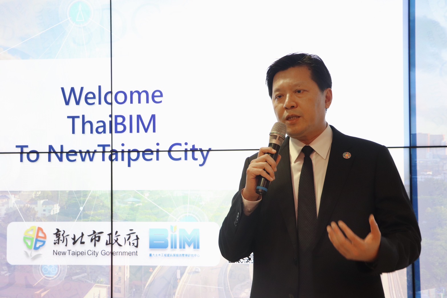 新北市副市長朱惕之代表侯友宜市長接待泰國BIM協會，致詞時除了分享新北市智慧城市願景，落實推動城市智慧化，將BIM技術運用於道路、橋梁等基礎工程，也向泰國友人介紹新北城市特色，期待市府與泰國之間有更多城市交流。