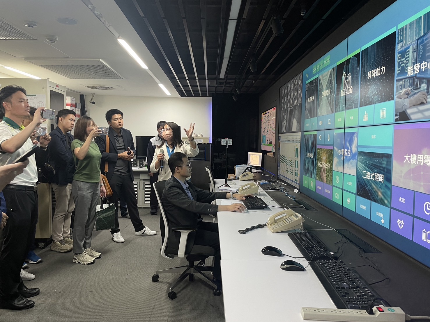 泰國BIM協會參訪全國首座公務機關「智慧能源管理中心」，新北市府行政大樓的管理系統利用3D視覺化操作介面，整合監控及能源等8項子系統。