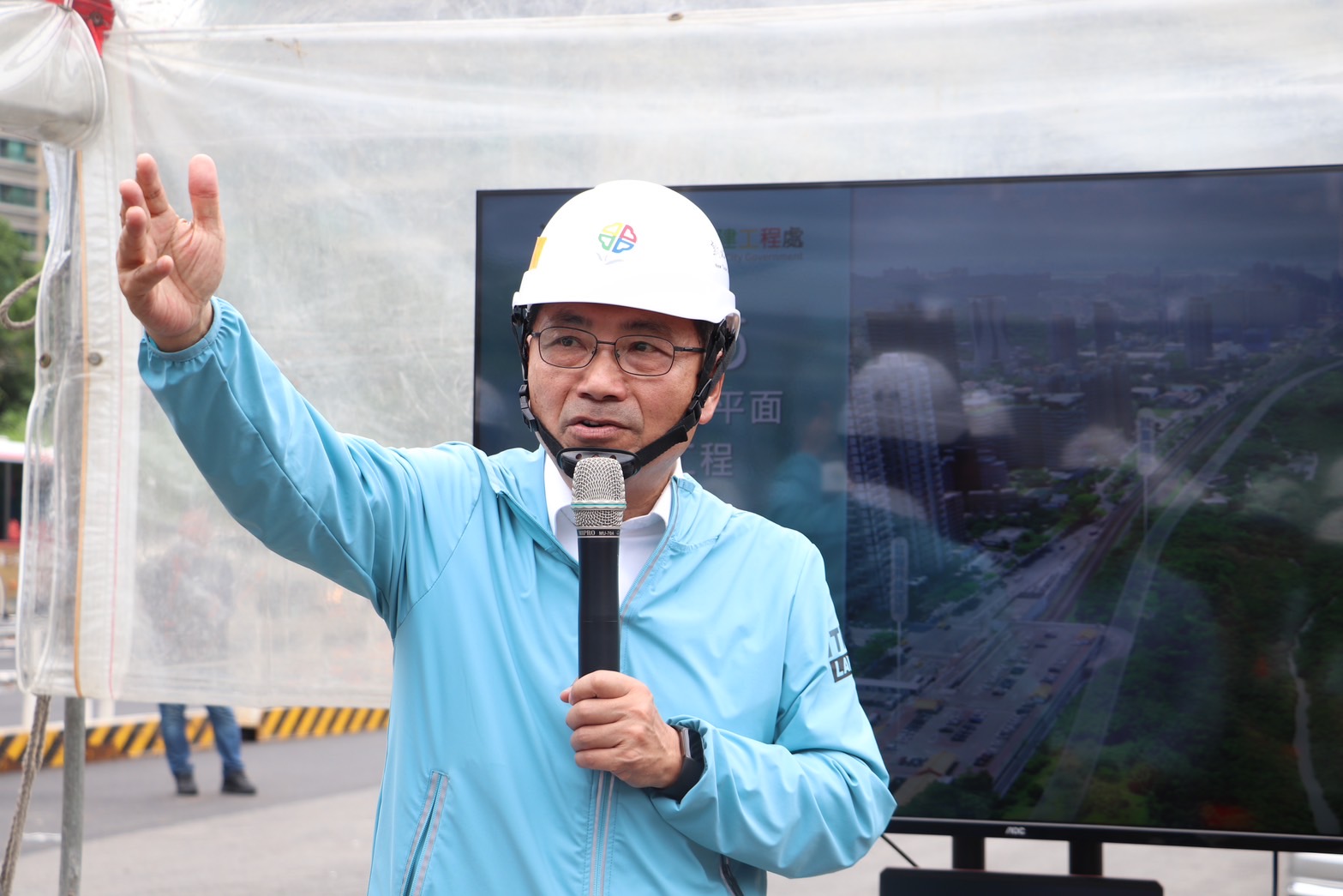 新北市長侯友宜今(25)日前往視察工程進度以及交維布設後的交通狀況，要求施工單位在減少交通影響的前提之下，確保工程如期如質完工。