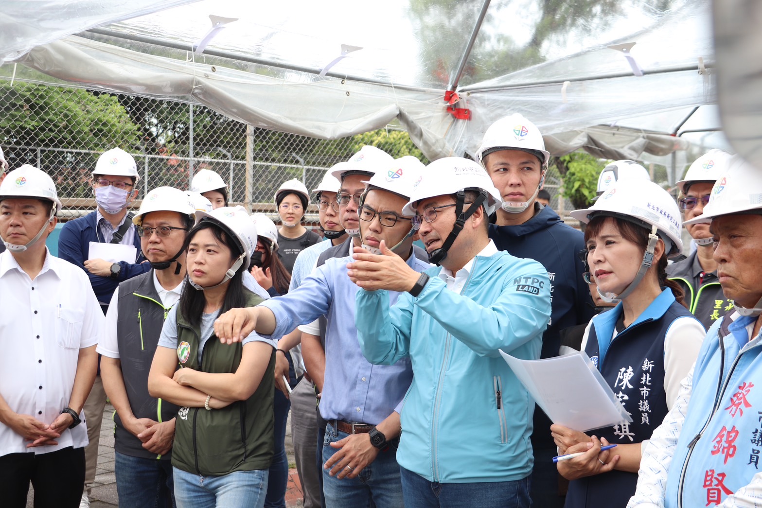 新北市長侯友宜(右3)、立委及地放民意代表共同視察淡北道路工程進度，希望工程如期如質完工，同時兼顧施工品質及環境保護，儘可能降低對周邊民眾的影響。