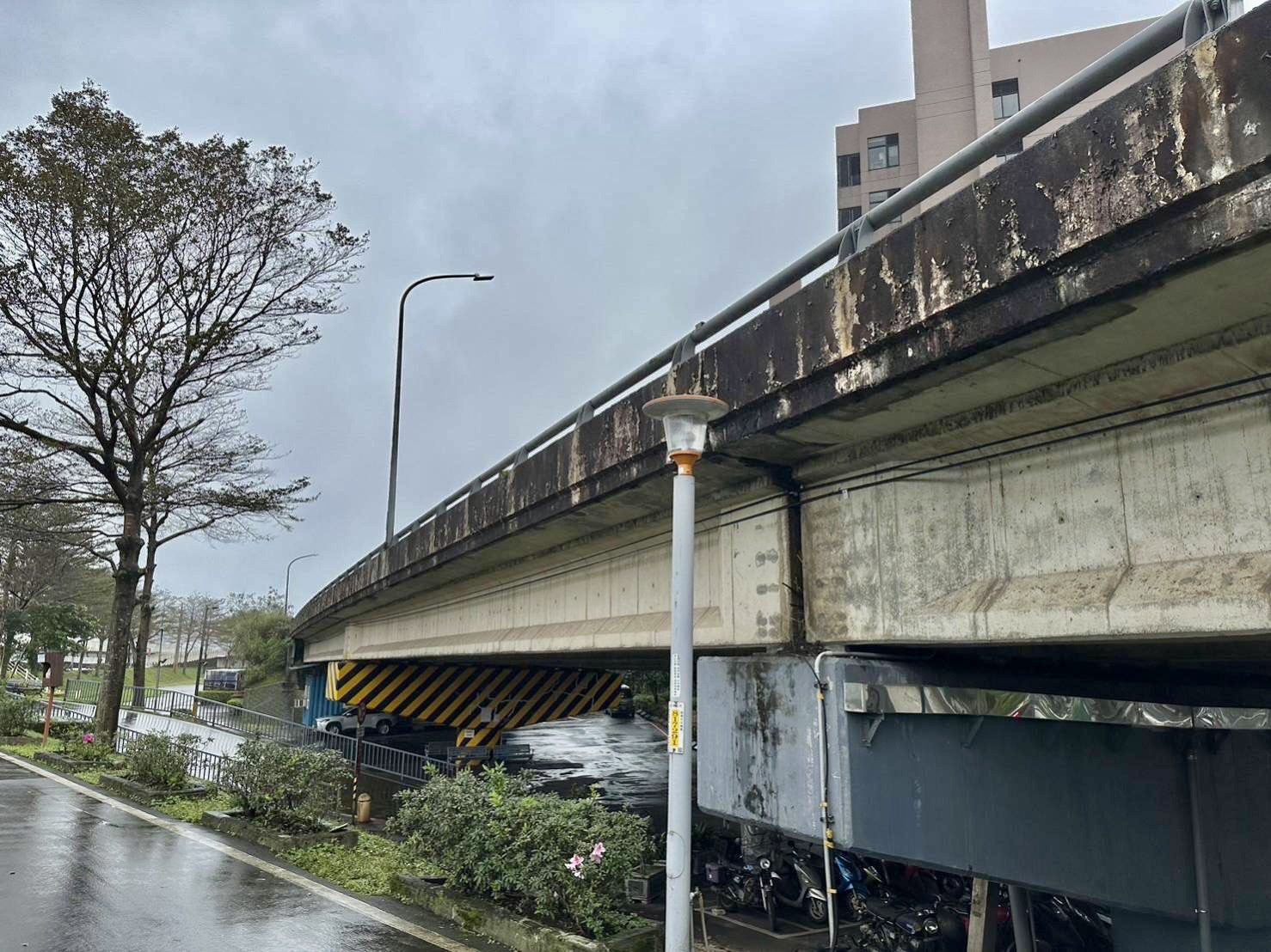 汐止貨櫃聯絡道為大型車輛往來高速公路及汐止市區的重要道路，其正下方是供民眾休憩使用的建成公園及河濱步道，為保護聯絡道下方民眾安全，市府將於6月13日起施工設置防護網預防掉落物。