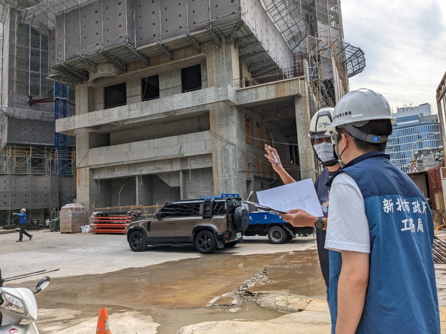 新北市工務局和環保局攜手舉辦的「友善優良建築工地評選活動」，已經進入決選階段，評選委員將進行現地評分，選出12處優良工地，期待提升工地施工環境和形象。