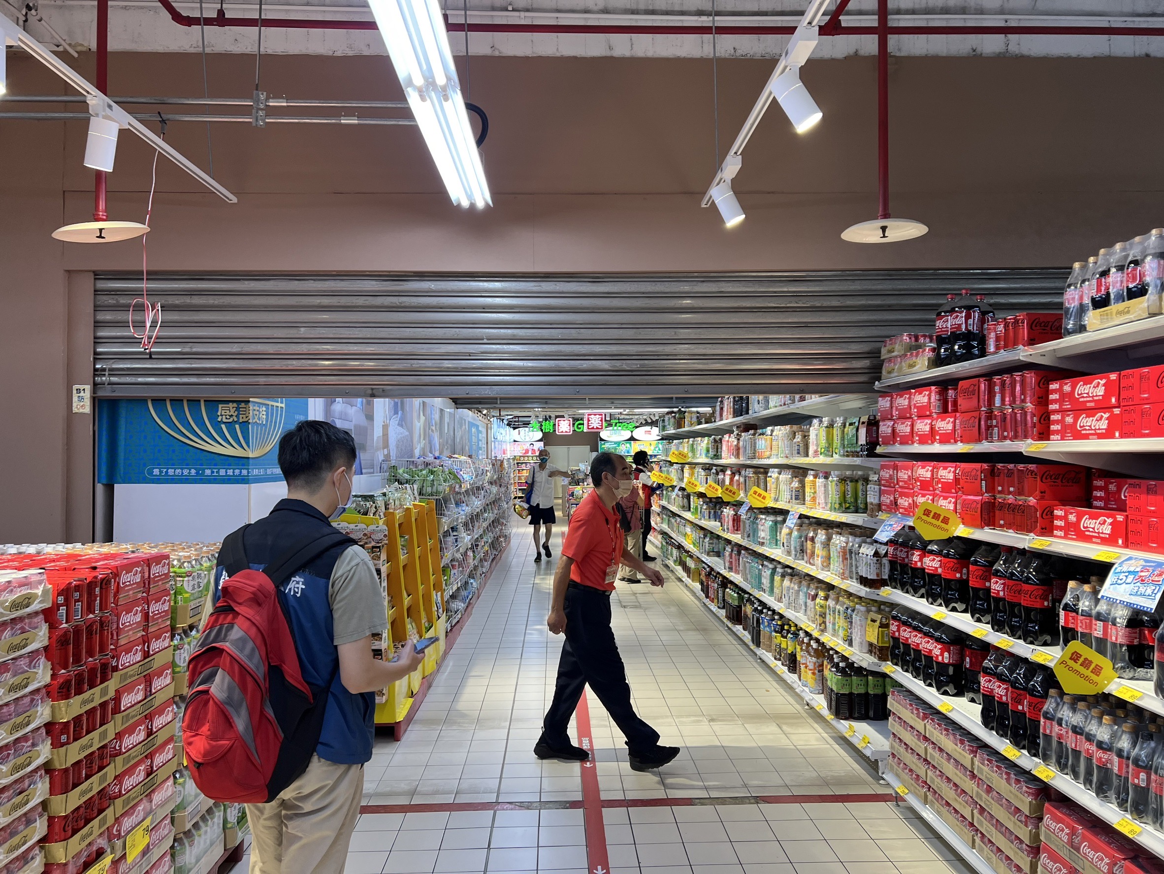 為保障消費者安全，大賣場鐵捲門是否正常使用，是公共安全稽查的重點項目之一