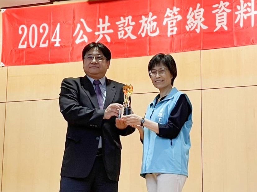 新北市公共管線考評全國第一，工務局長祝惠美（右）代表市府接受內政部國土署吳欣修署長（左）頒獎表揚，期許新北市政府再接再厲，維持全國之冠。