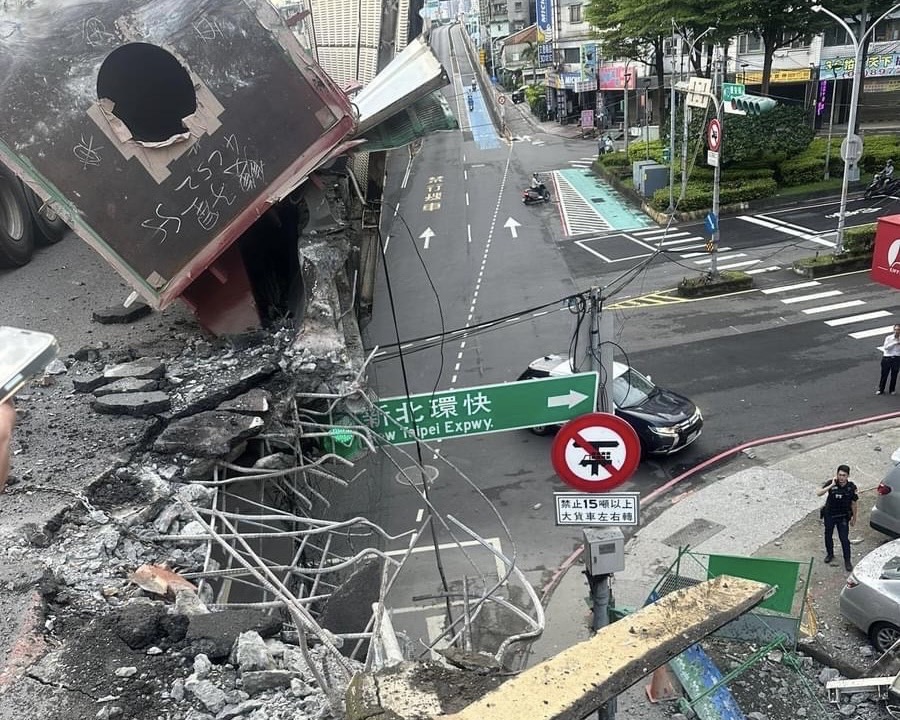 今天清晨6時左右，一輛運送重達36噸鋼柱的拖板車，在行經台一高架橋三重區中正北路和重安街口上方時，鋼柱突然滑落，砸破護欄造成混凝土塊等掉落橋下，砸損停放在下方車輛，幸無人受傷。