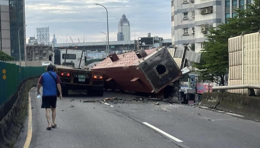 大型拖板車在台一高架橋車禍翻覆，造成台一高架橋往台北市方向通行受阻