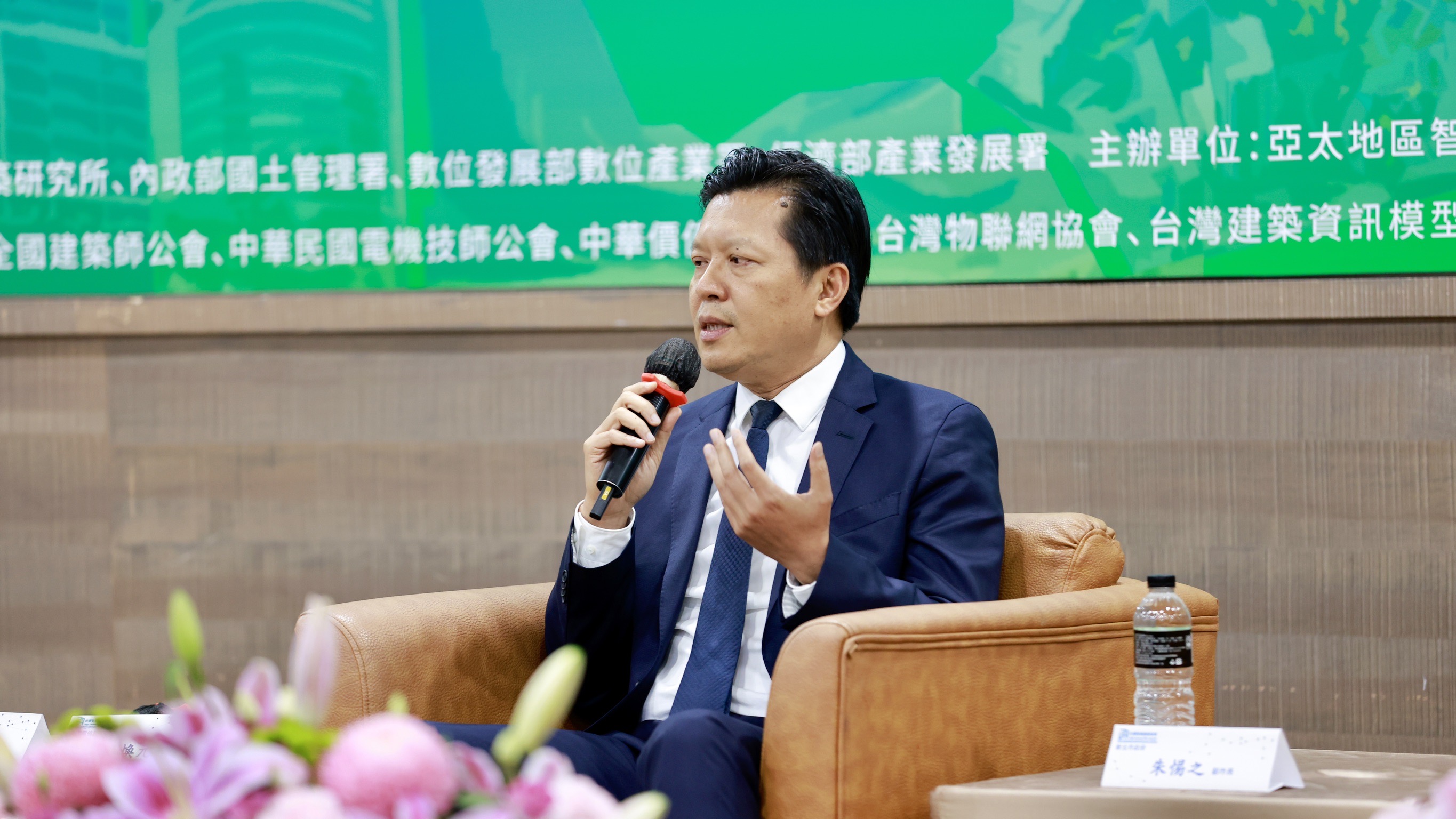 圖說： 新北市副市長朱惕之參加「2024台灣優良智慧綠建築暨系統產品獎」座談會時表示，將繼續致力於推動智慧與綠色建築的發展，為市民打造健康、安全、美好的環境。