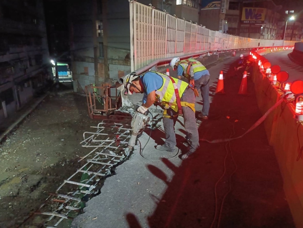 台1線高架於8月20日清晨在三重區重安街上方遭拖板車撞擊嚴重受損後，新北市政府養工處當天即刻日夜趕工進行修復工程，希望在10月2日前完成並恢復通行。