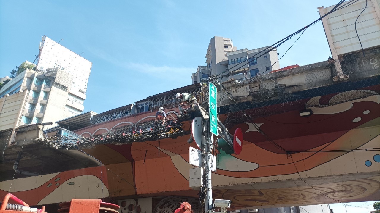 台1線高架三重區重安街上方路段日前遭拖板車撞擊毀損，養工處目前正如火如荼進行修復工程。