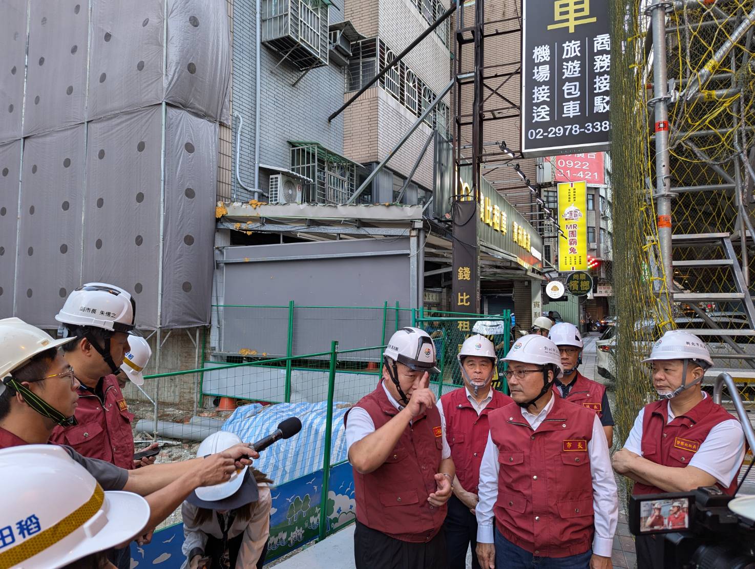 新北市工務局長馮兆麟（左）向市長侯友宜(中）說明台1高架橋三重區重安街上方搶修進度。