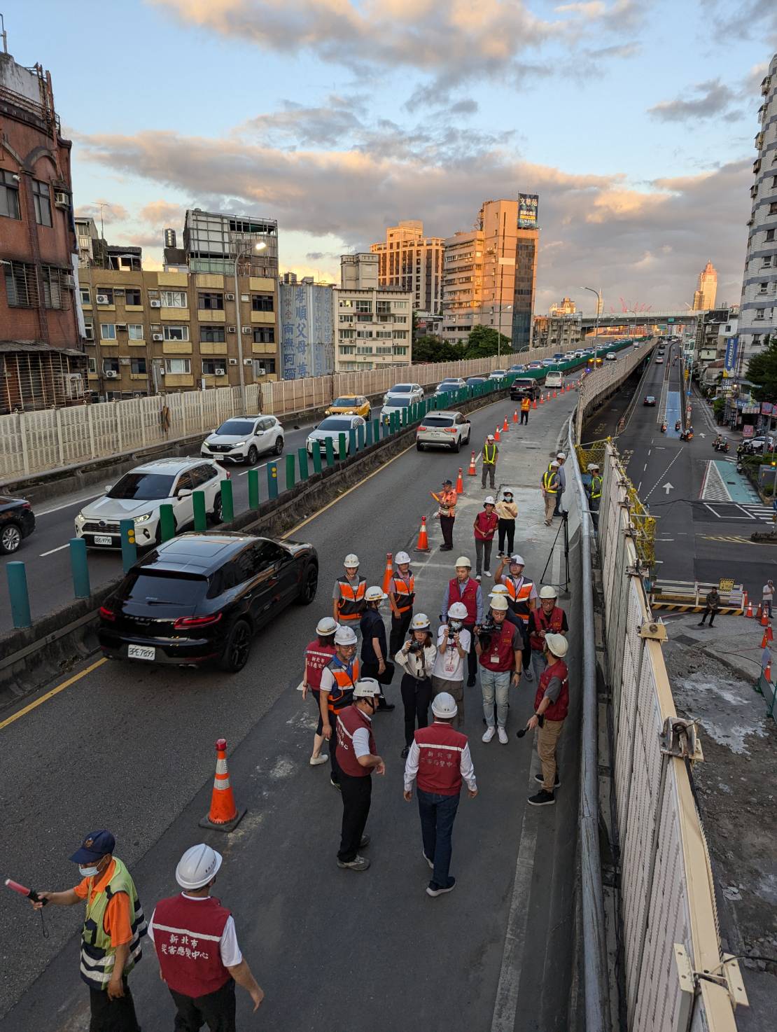 台1高架橋三重區重安街上方於8月20日遭拖板車上掉落之鋼柱嚴重撞擊嚴重受損，新北市政府將高架橋往台北方向管制一線道進行搶修進度超前，預計明天清晨6時可以全線恢復通車。