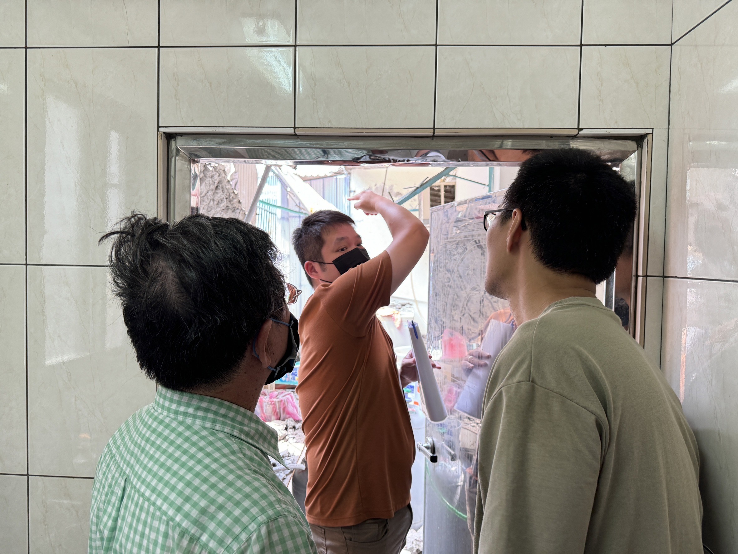 新北市工務局今天會同專業技師前往三重區永安北路1段11巷1 號4樓海砂屋後陽台頂板崩落一案會勘，也協助了解屋內海砂屋情況。