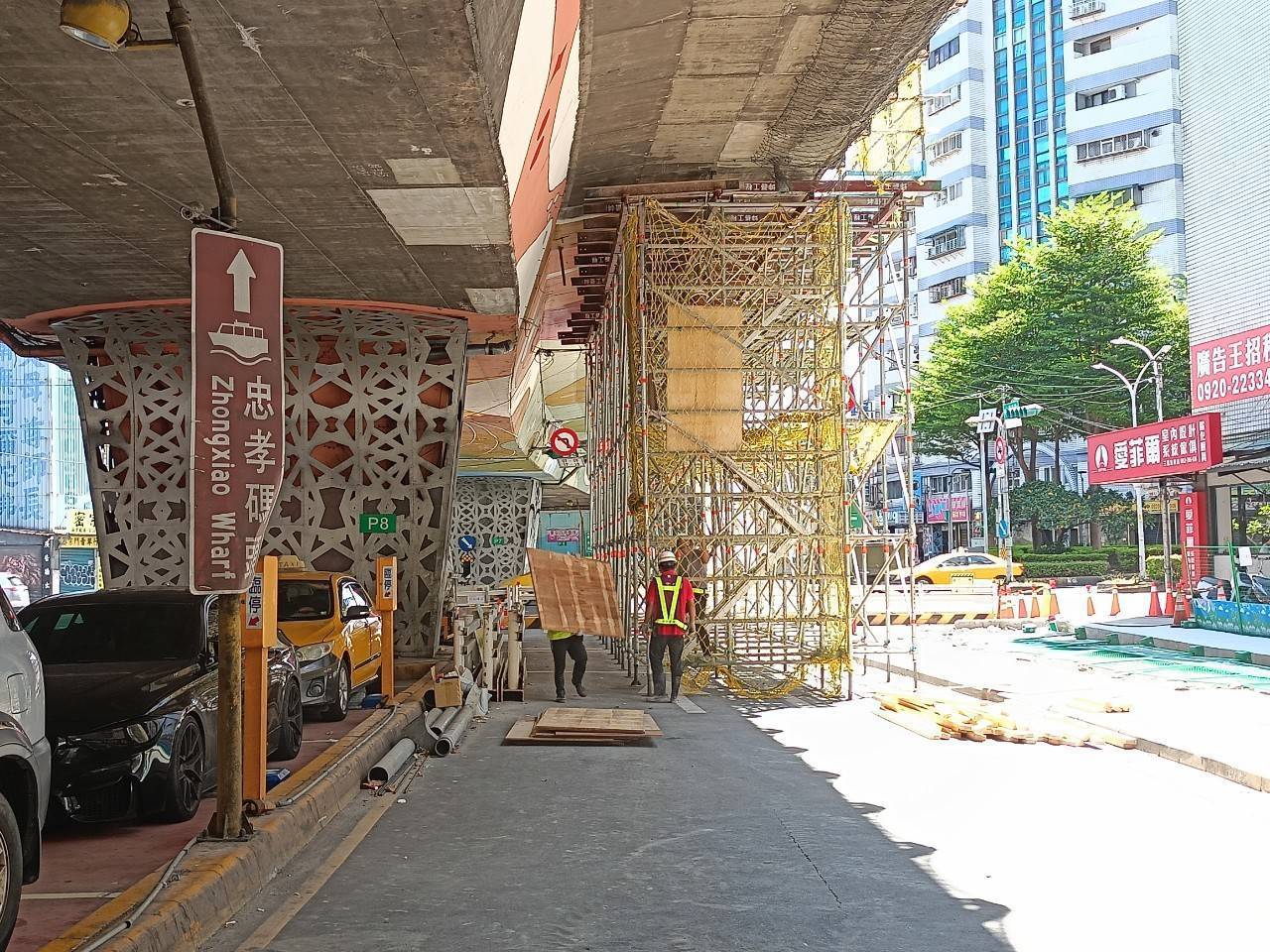 台1線中山高架橋已於9月4日清晨恢復全線通車，第二階段進行平面重安街支撐架拆除及路面刨鋪等復舊作業工程，此為重型支撐架拆除作業。