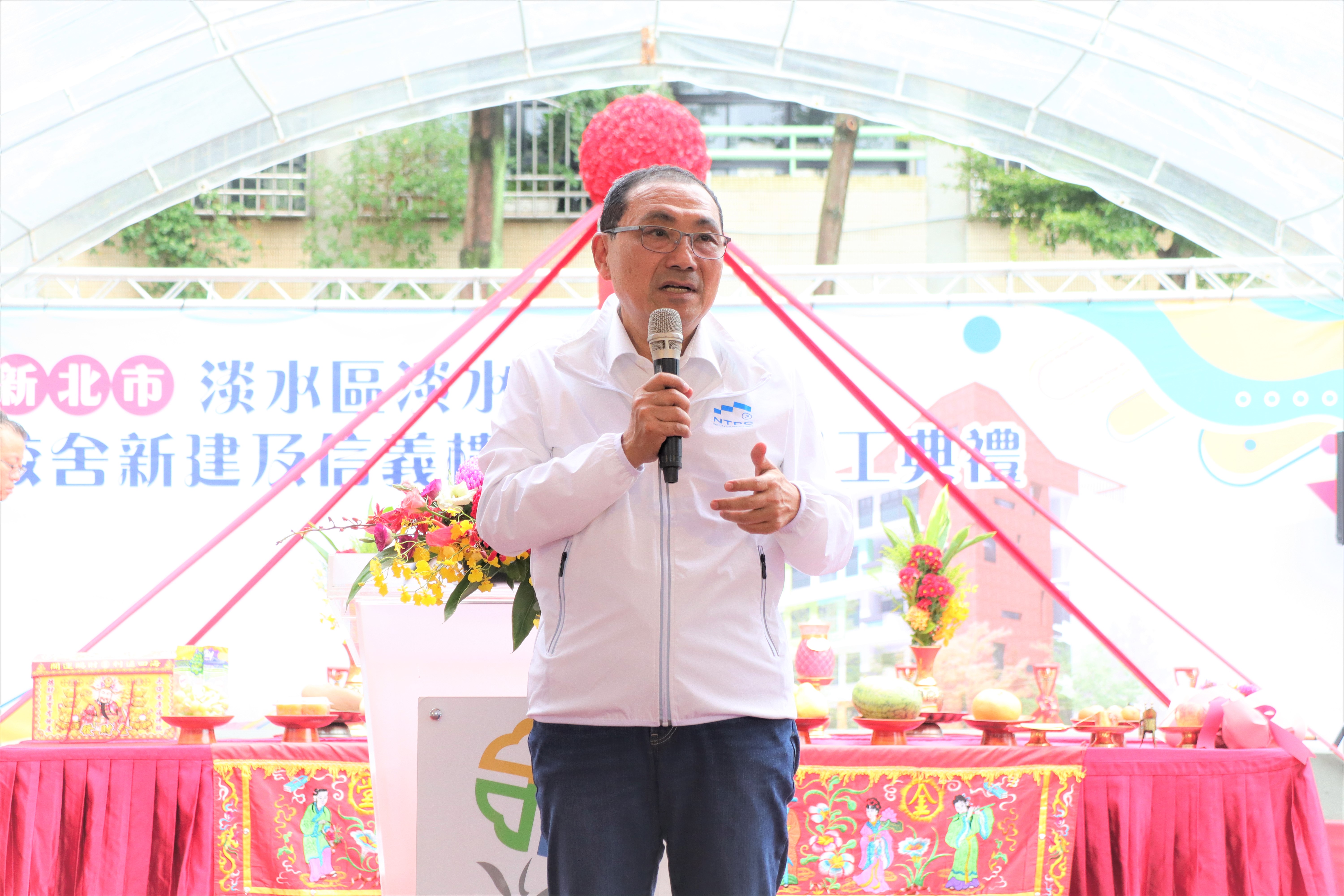 新北市長侯友宜今日主持淡水國小校舍改建工程開工典禮，校園內多棟建築老舊，甚至有海砂屋現象而有耐震強度不足的疑慮，市長表示為提供學童安全舒適的教育環境，校舍也應該隨著年代不斷更新改建更新。