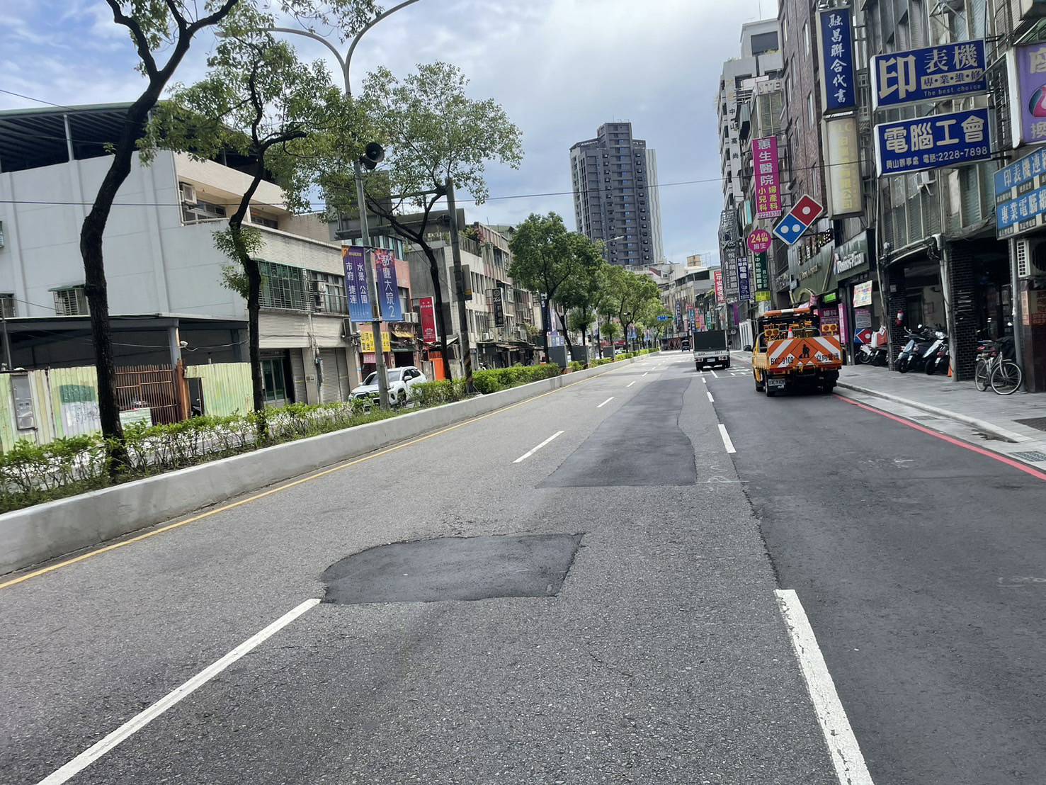 為提升中和區中山路的道路鋪面品質，養工處於10月11、12日及18、19日每天晚上10時至翌日清晨6時，辦理道路銑鋪工程。