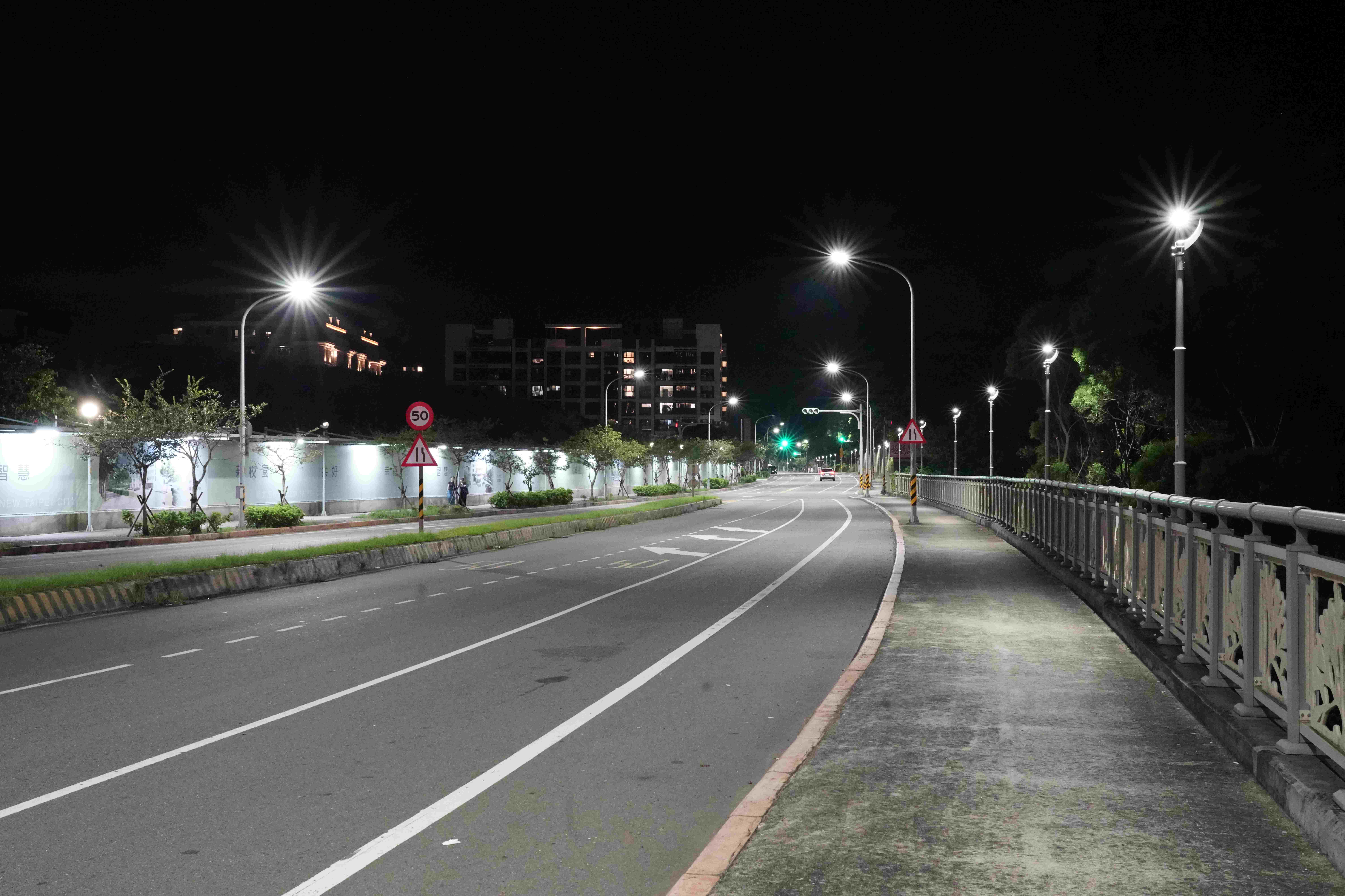 新北市25.6萬盞LED路燈已經在10月份換裝完成，照亮民眾回家之路，也可以節省電費減少碳排放，為地球盡心力。