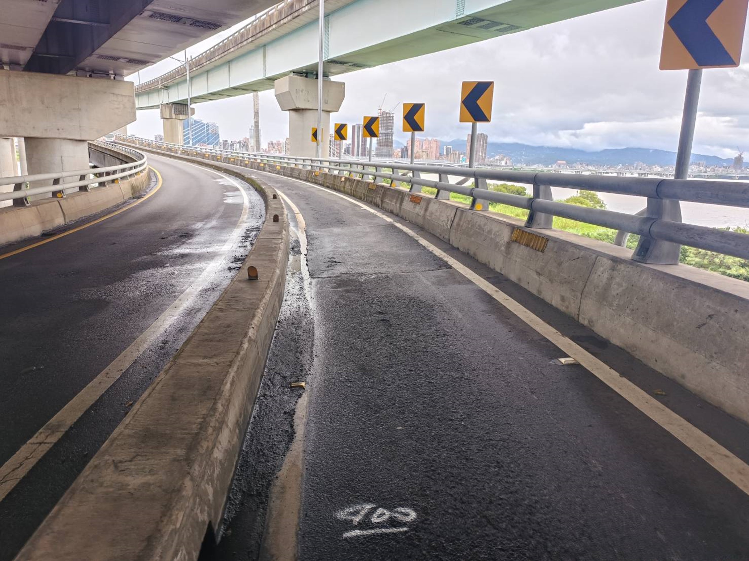 為改善新北大橋機車道(板橋往三重方向)鋪面品質，養工處將於10月21日至23日晚間10時至翌日清晨6時，辦理道路銑鋪工程。