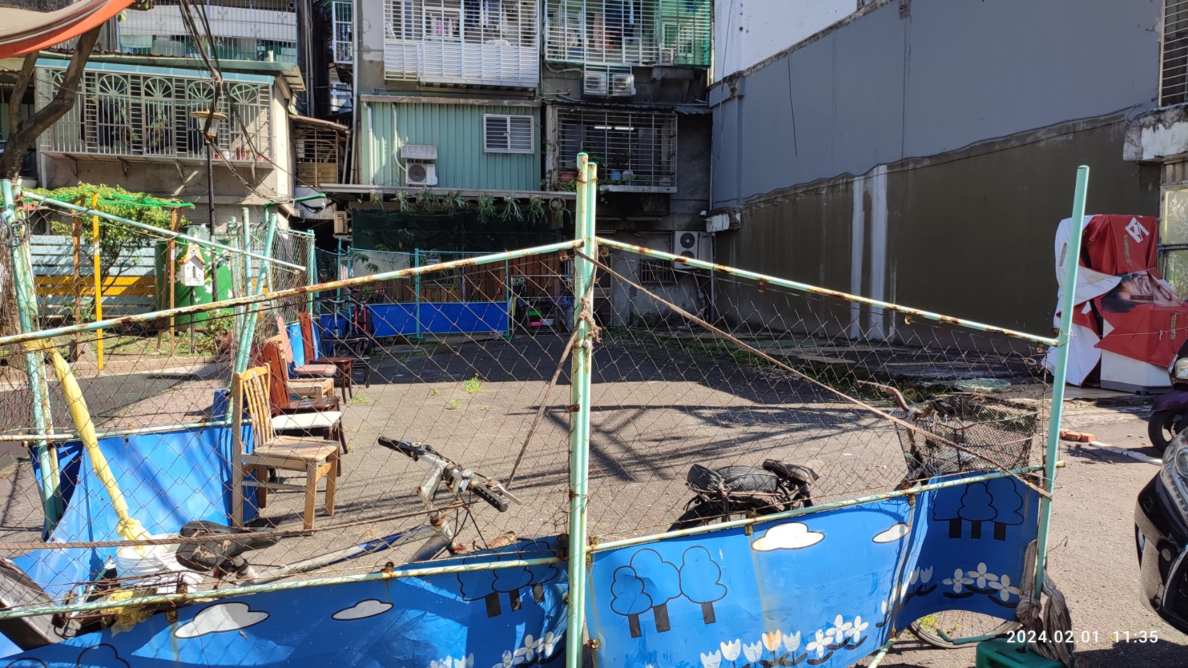 板橋區公館街、金華街交叉口處綠地，在土地活化改善前常有堆置廢棄家具或隨意停放車輛等情形。