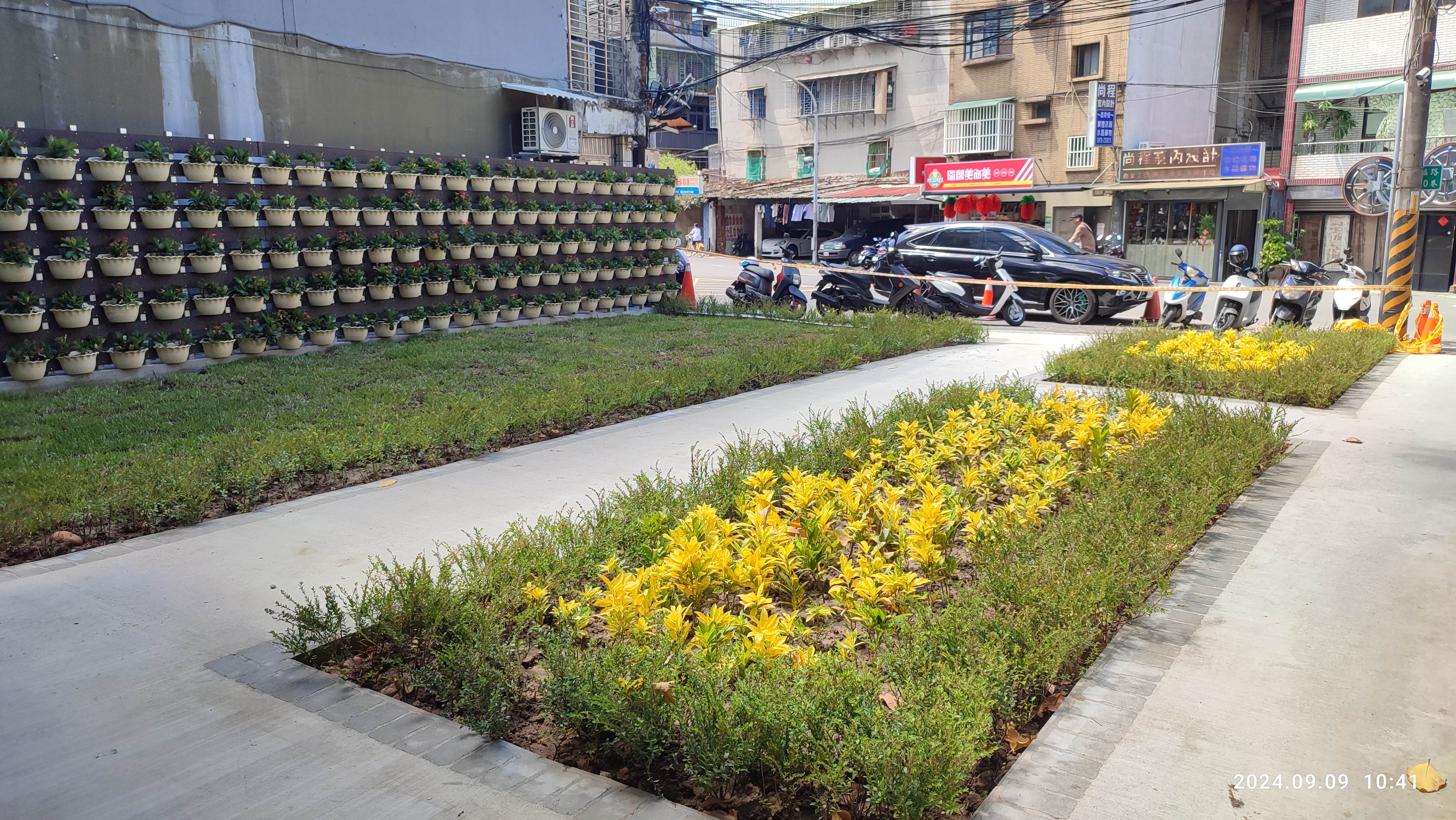 新北市政府推動「新北美樂地2.0」專案，將板橋區公館街、金華街交叉口處綠地以土地活化方式改善，設置簡易步道、花圃植栽及花架等綠美化設施，提升市容景觀效果。