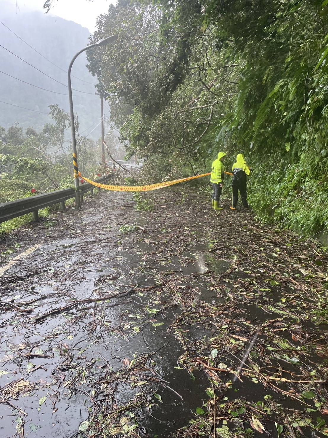 烏來北107及107-1段因颱風帶來強勁雨勢，道路上邊坡有坍方之虞，烏來區公所已於晚間6點起進行預警性封路。