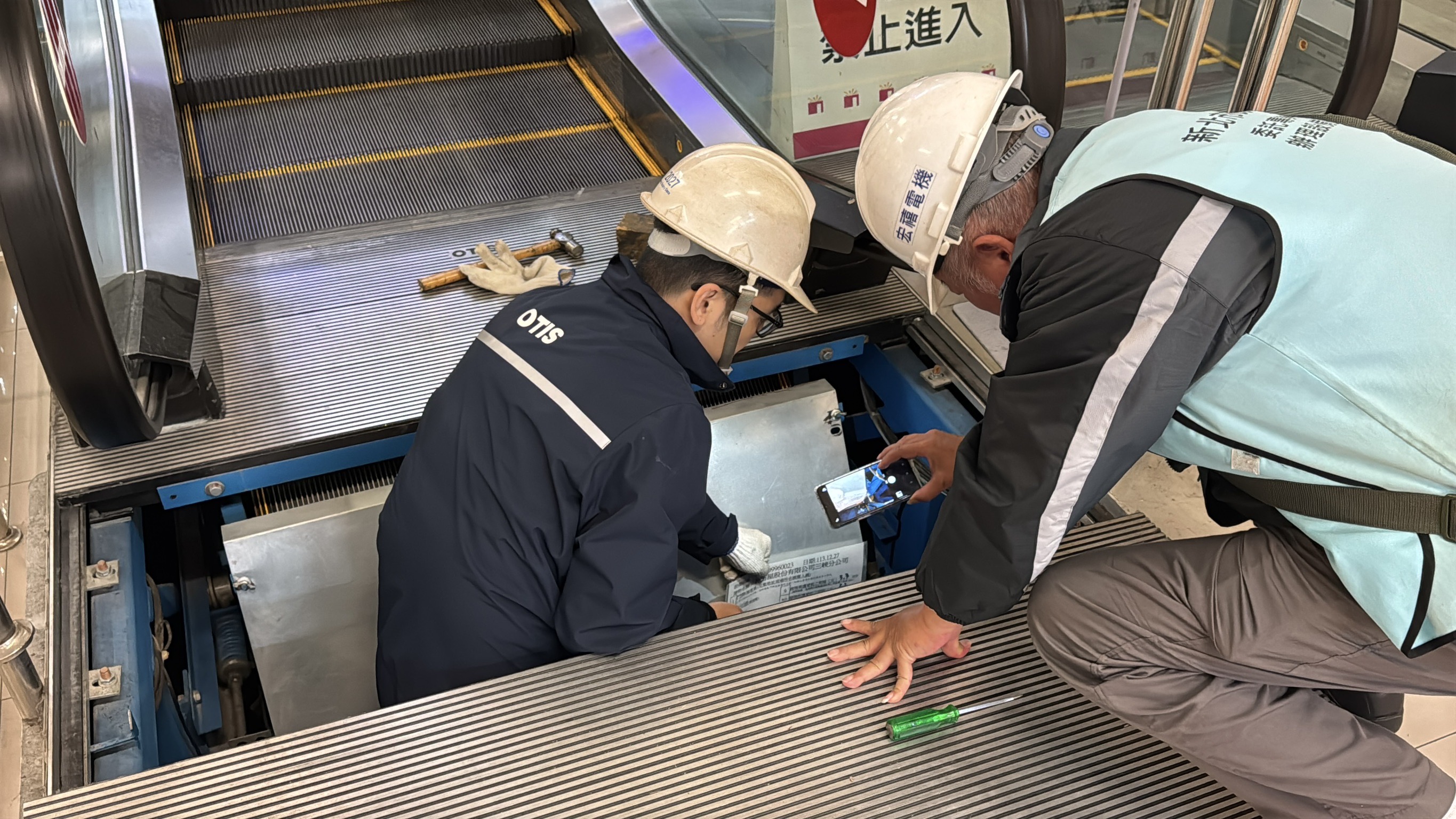 春節期間各大賣場應隨時保持逃生動線暢通及手扶梯運作正常，確實維護消費者安全
