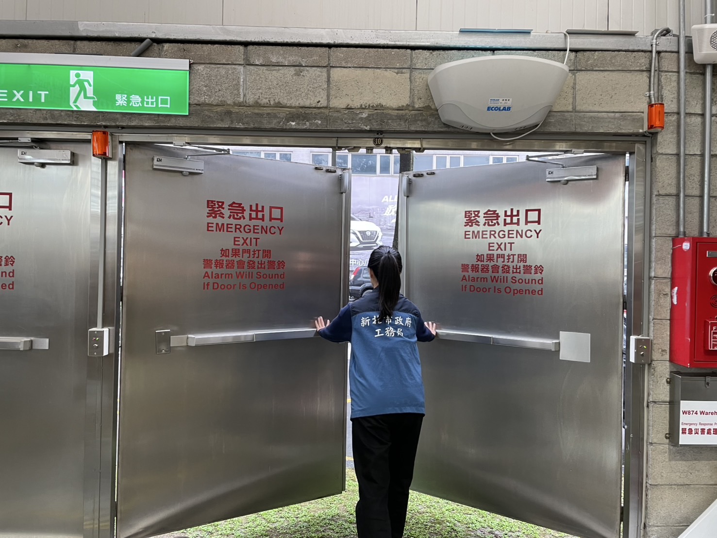 為了讓民眾春節期間有安全的消費環境，工務局完成稽查轄內大型商場、百貨公司共64間場所手扶梯、防火避難設施及設備安全，總計發現5間賣場6處有缺失並依規定處分共新臺幣42萬元罰鍰並限期改善
