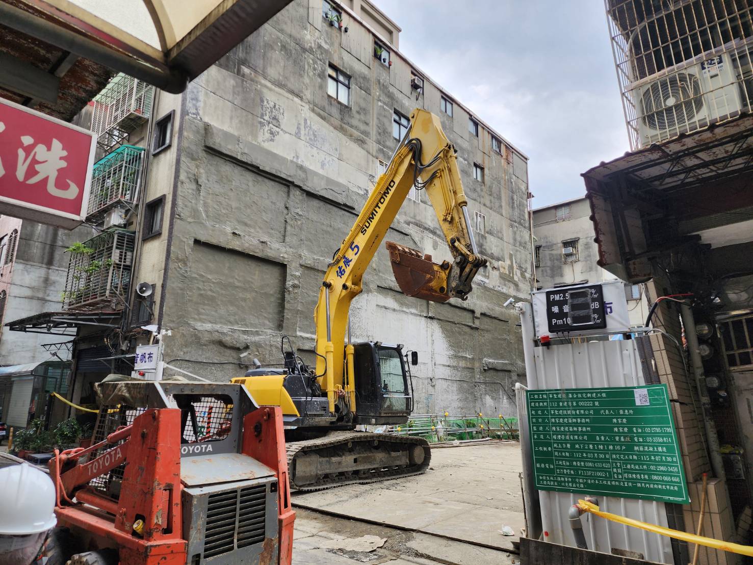 圖說： 三重區六張街建案基地開挖不慎造成嚴重損鄰案件，廠商已經調派機具緊急處理中。