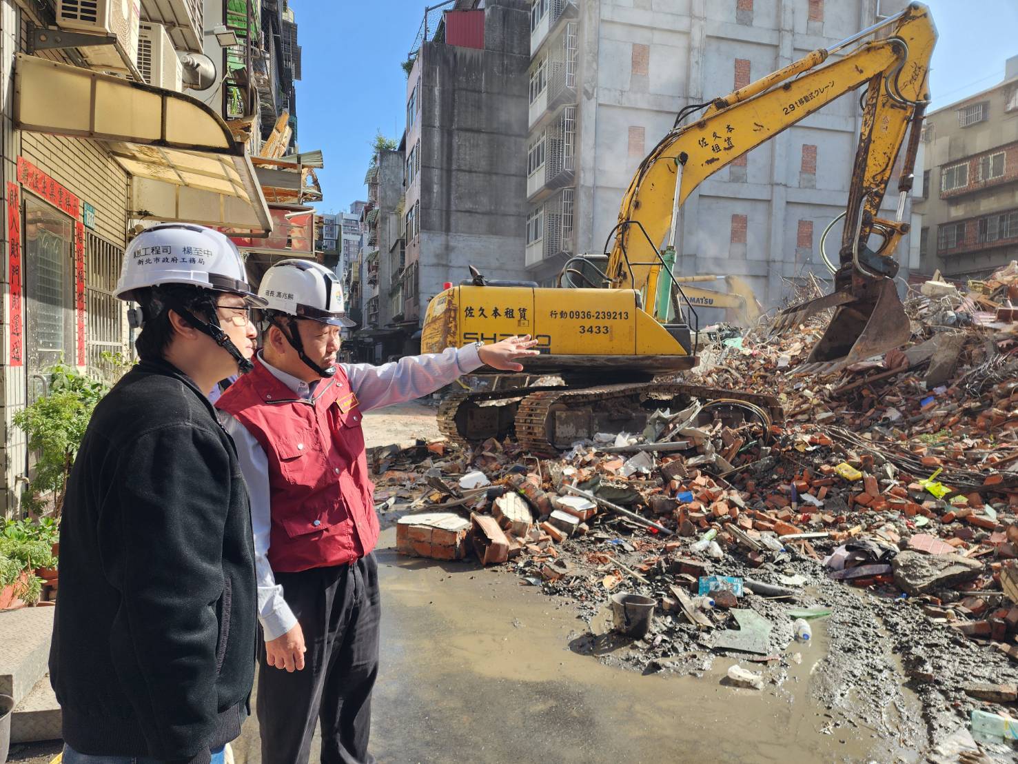 圖說：三重六張街工地損鄰案，受損的184號倒塌、190號建築物已於昨天晚上起連夜拆除，早上已經拆除完畢。工務局局長馮兆麟率同仁及技師坐鎮指揮