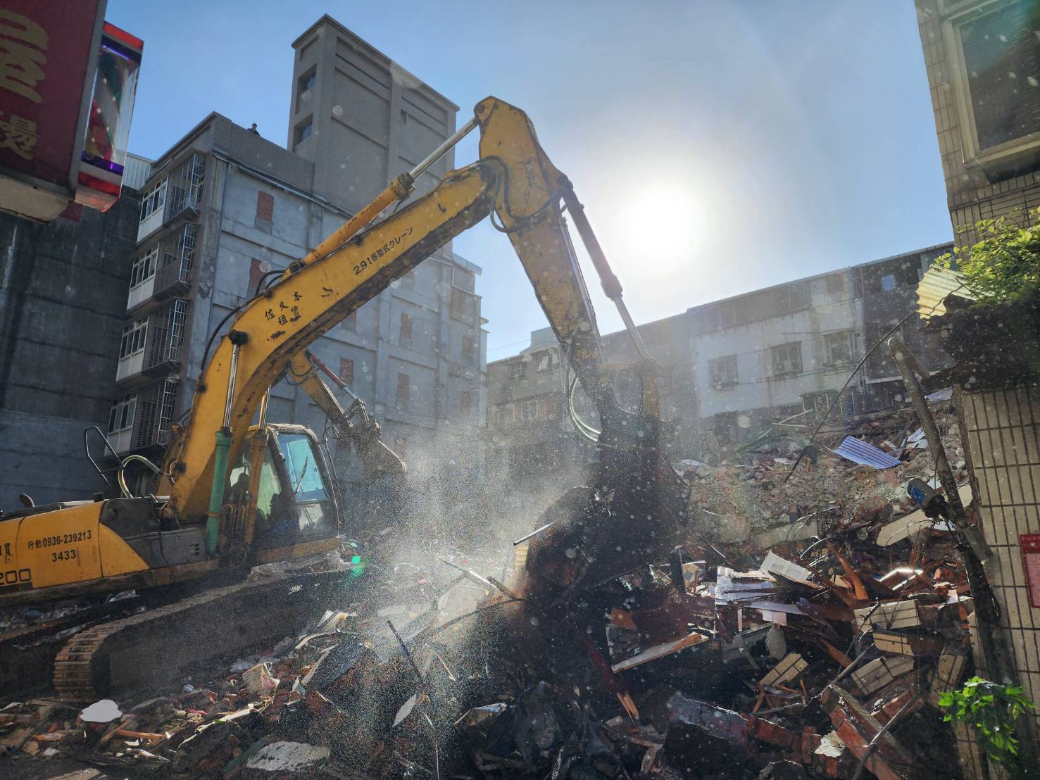 圖說：三重六張街工地損鄰案，受損的184號倒塌、190號建築物已於昨天晚上起連夜拆除，早上已經拆除完畢。工務局局長馮兆麟率同仁及技師坐鎮指揮-4