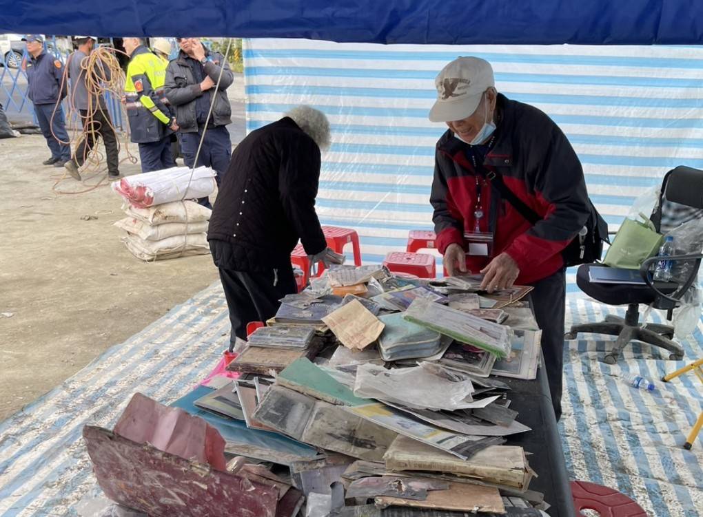 三重區六張街損鄰倒埸兩棟建築物住戶在八里暫置場認領物品