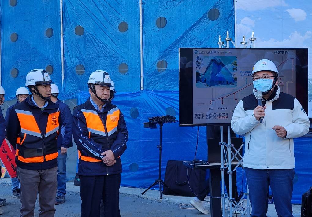 圖說 侯市長(右1)視察三重區玫瑰立體停車場，工務局長馮兆麟(左2)說明目前施工進度超前，市長也勉勵工程團隊注意品質及落實工安外，要求團隊務必全力以赴在115年完成，有效紓解地方停車及公共建設需求。