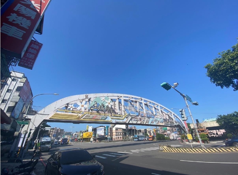 圖說： 土城中華陸橋是新北市升格以來的第58座人行陸橋，拆除完後將使人行空間及行車視線變得更加寬敞，通行也更為安全便利。