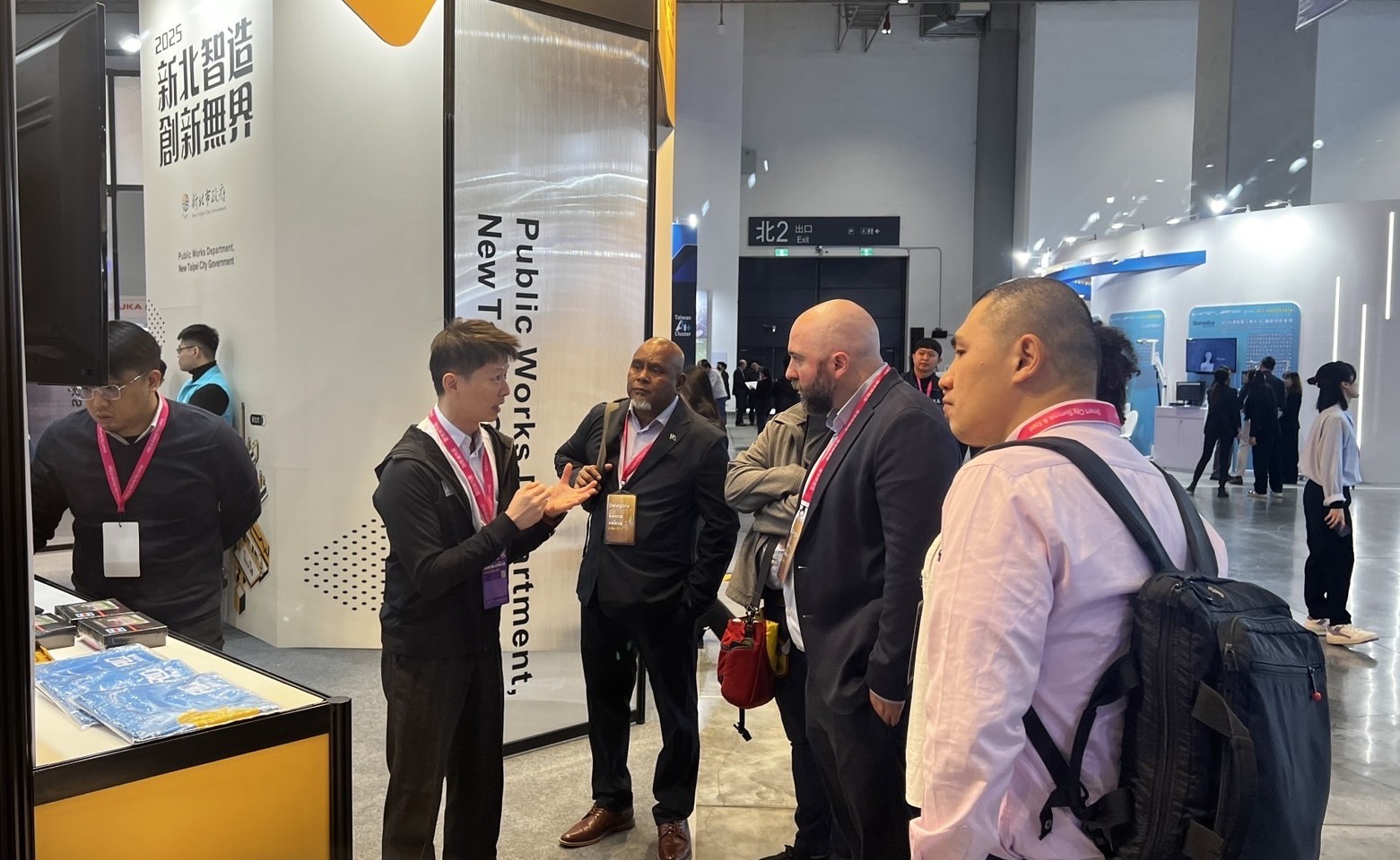 「低碳建築(BIM模型)評估系統」在智慧城市展成為外媒關注焦點，工務局工程科長鄔豪中（左二）以流利的英語向外賓說明。